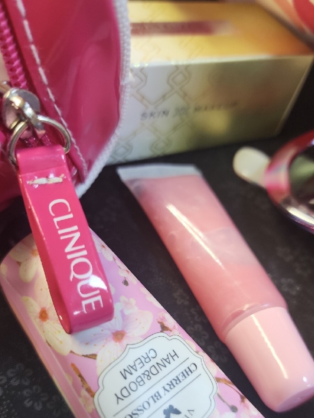 Clinique Cosmetic Bag Set & Glasses Case & Sunglasses & Skin Care& Water Bottle - Picture 11 of 11